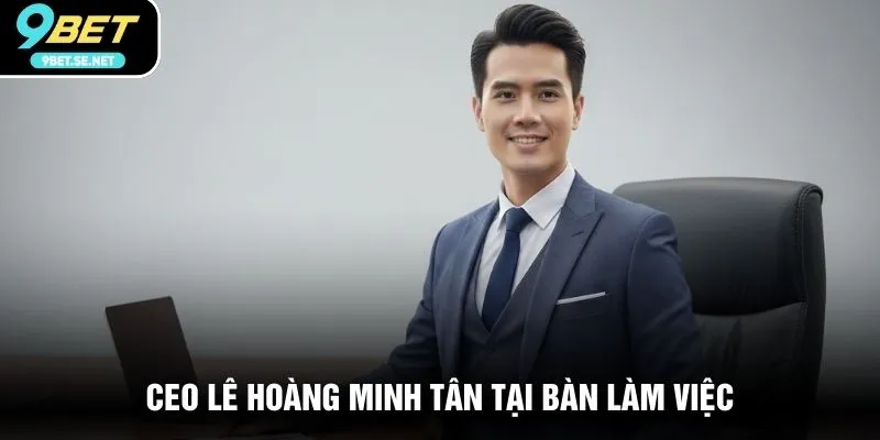 CEO Lê Hoàng Minh Tân tại bàn làm việc